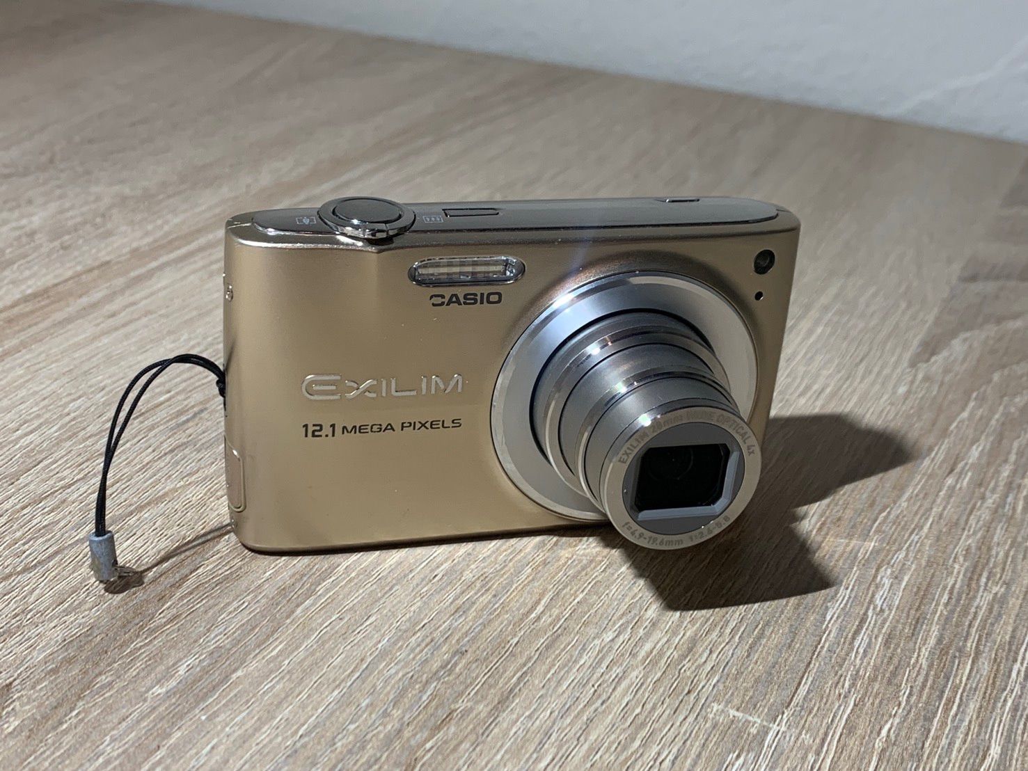 9822 Casio EXILIM EX-Z400 ゴールド デジカメ 動作確認済み やや訳