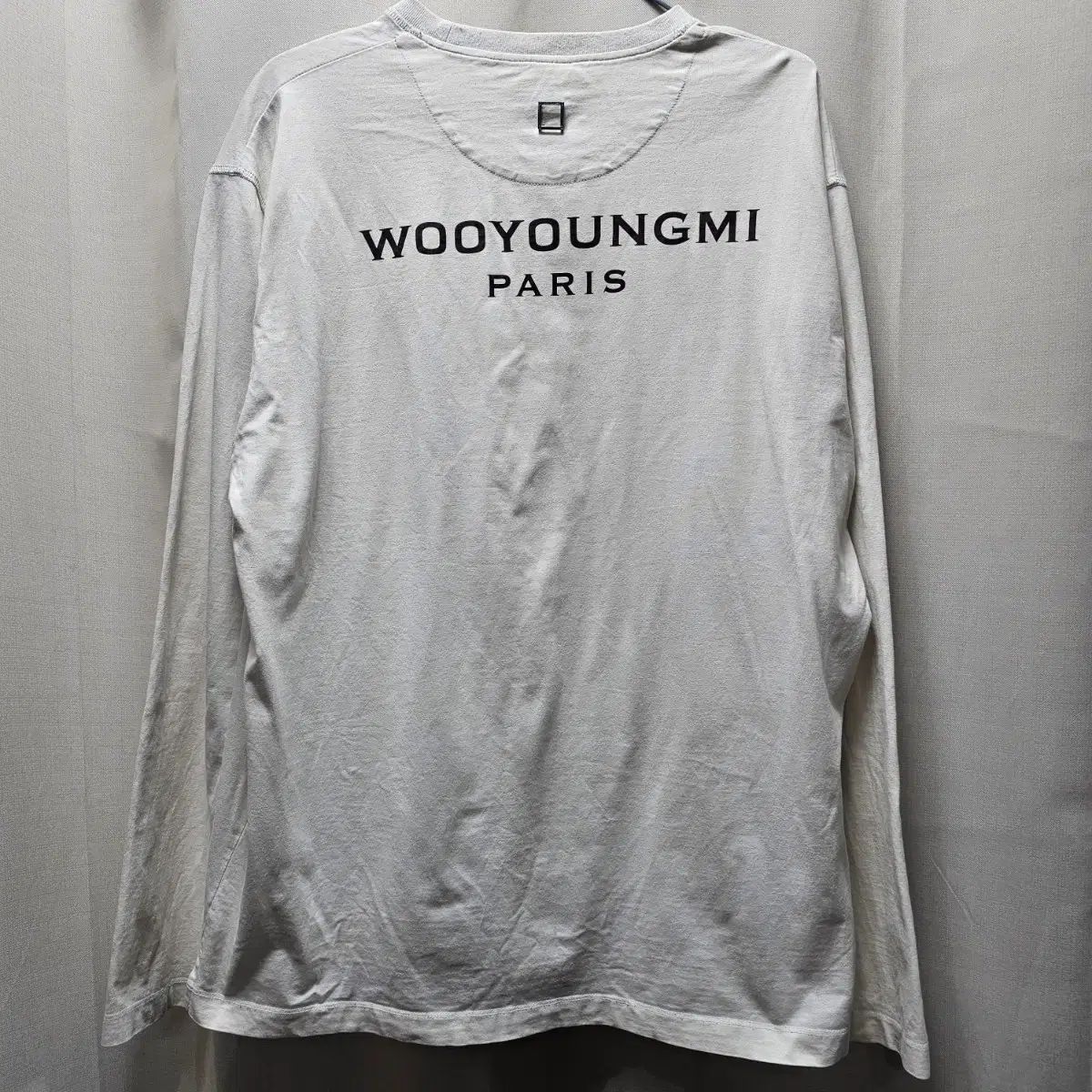ウーヨンミ(WOOYOUNGMI) バックロゴ ロングスリーブ Tシャツ - 白 