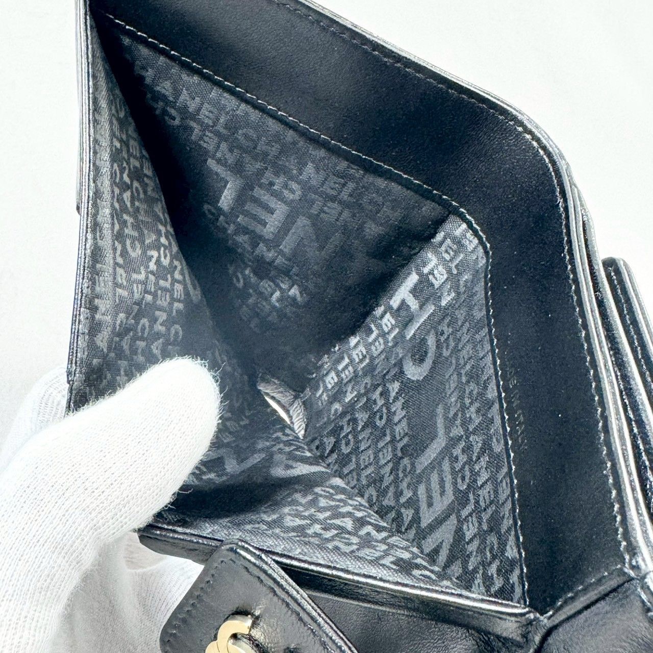 【美品】シャネル アイコンライン ラムスキン Wホック 二つ折り財布 ココマーク CHANEL - 【美品】シャネル アイコンライン ラムスキン Wホック 二