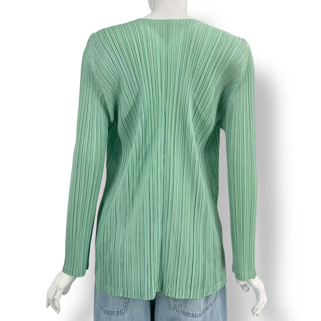 極美品 ISSEY MIYAKE イッセイミヤケ PLEATS PLEASE プリーツプリーズ カーディガン プリーツデザイン  ダークグリーン サイズ 3 極美品 プリーツプリーズ イッセイミヤケ ボタン カーディガン 羽織