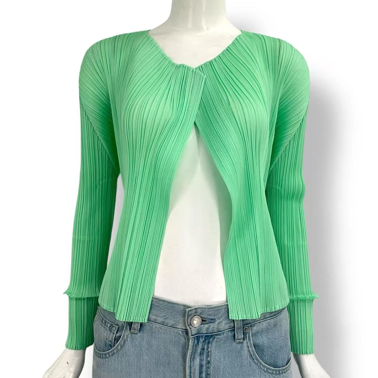 新品同様 ISSEY MIYAKE イッセイミヤケ PLEATS PLEASE プリーツプリーズ トップス カーディガン サイズ3 グリーン 新品同様 ISSEY MIYAKE イッセイミヤケ PLEATS PLEASE プリーツ