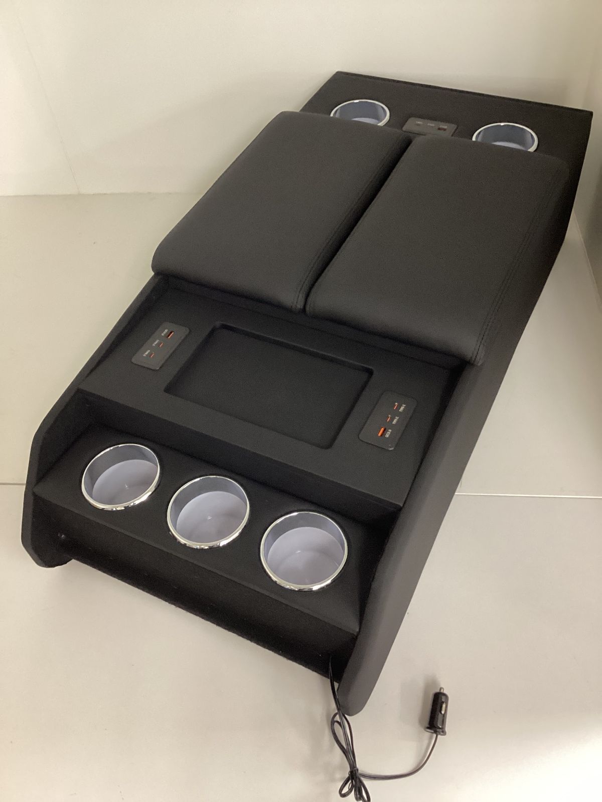 379 訳あり ハイエースワイド専用 ボルネアコンソール USB アームレスト ブラック 交換作業必要