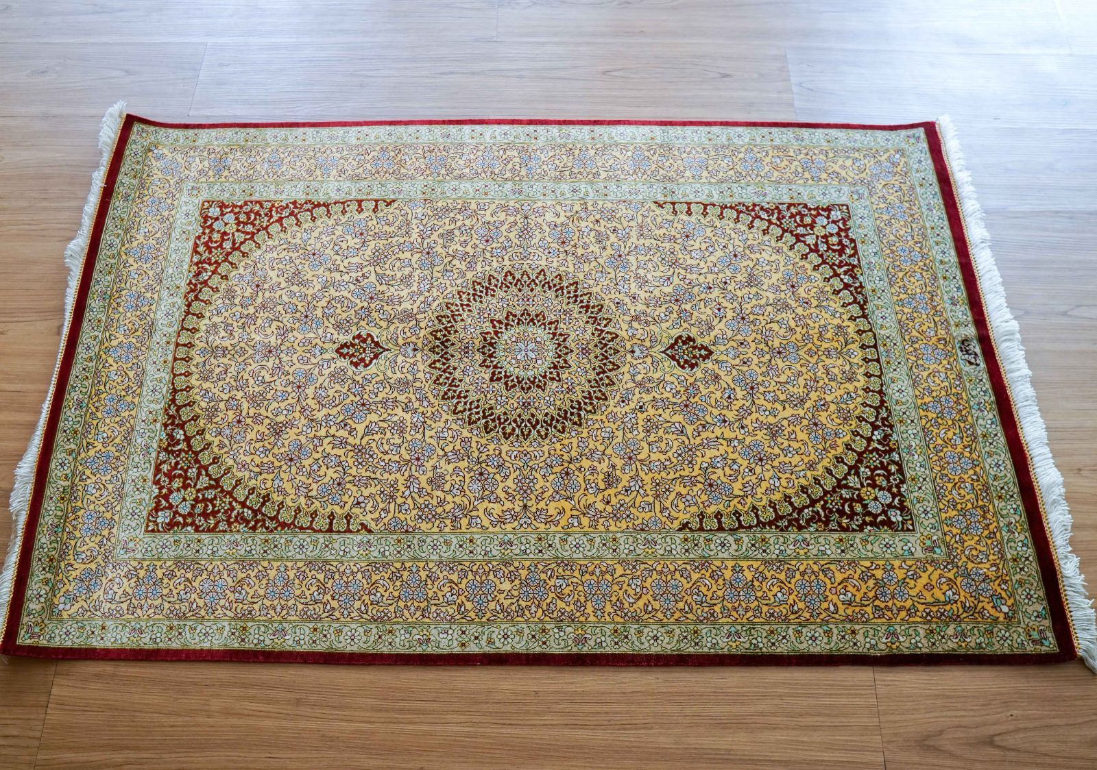 ペルシャ絨毯 クム産 シルク100% 手織りラグ 121×78cm - メルカリ