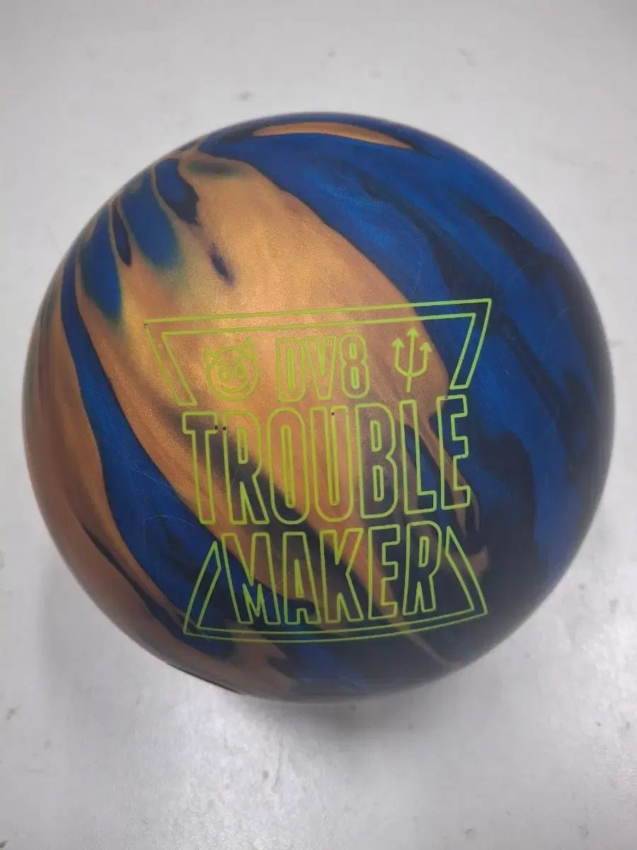 中古ボーリングボール- 15 パウンド- DV8 トラブルメイカー フックボール-公式球-トゥーPing