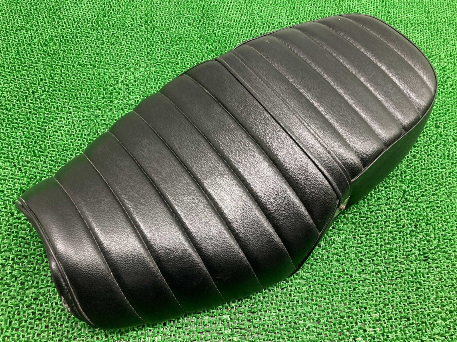 バリオス シート カワサキ 純正 中古 バイク 部品 ZR250A BALIUS シートバンド 張替済 タックロール カスタム素材に Xy バリオス シート カワサキ 純正 中古 バイク 部品 ZR250A BALIUS