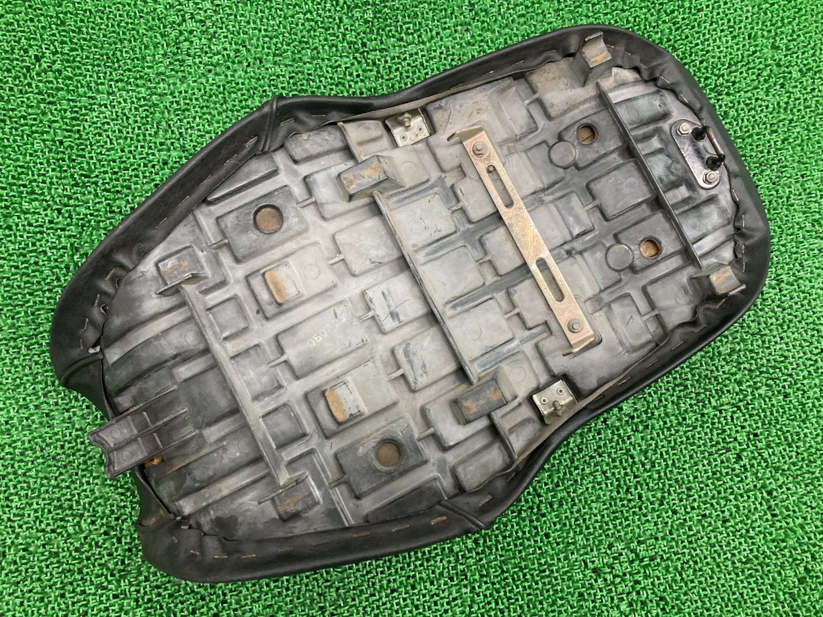 バリオス シート カワサキ 純正 中古 バイク 部品 ZR250A BALIUS シートバンド 張替済 スムース 黒パイピング 車検 Genuine vP バリオス シート カワサキ 純正 中古 バイク 部品 ZR250A BALIUS