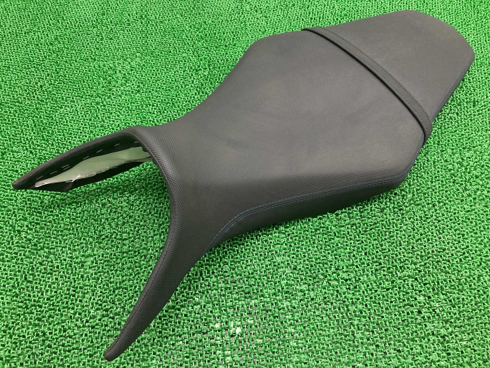MT-09 シート BS2 ヤマハ 純正 中古 バイク 部品 RN52J シートバンド 青ステッチ コンディション良好 破れ無し 車検 Genuine Qs MT-09 シート BS2 ヤマハ 純正 中古 バイク 部品 RN52J シートバンド