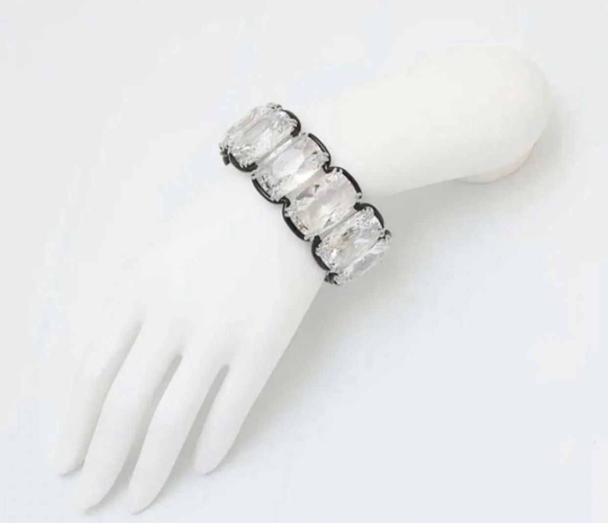 ほぼ新品 スワロフスキー Swarovski Harmonia 大粒バングル M - メルカリ