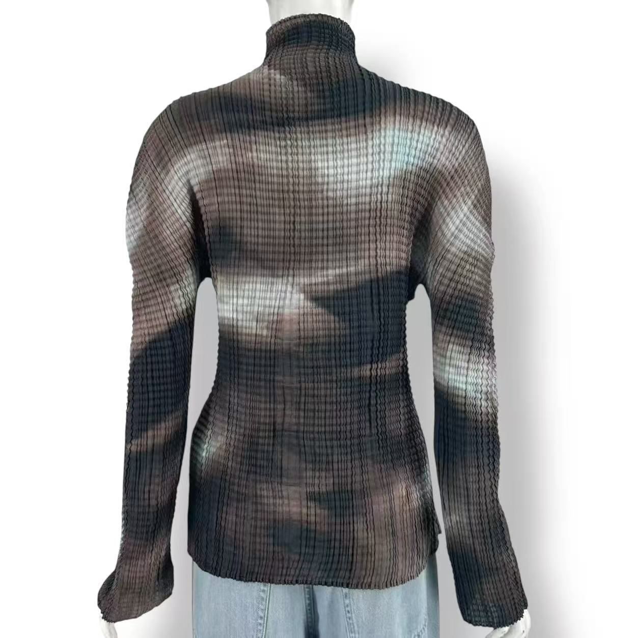 極美品 ISSEY MIYAKE イッセイミヤケ PLEATS プリーツ トップス ハイネック カットソー マルチカラー 総柄 サイズM ISSEY MIYAKE - 極美品 ISSEY MIYAKE イッセイミヤケ PLEATS プリーツ