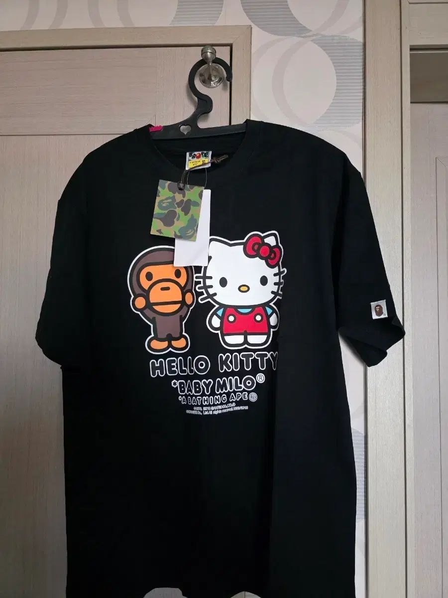 A BATHING APE ハローキティ Tシャツ　黒S BAPE® X SANRIO CHARACTERS | bape.com