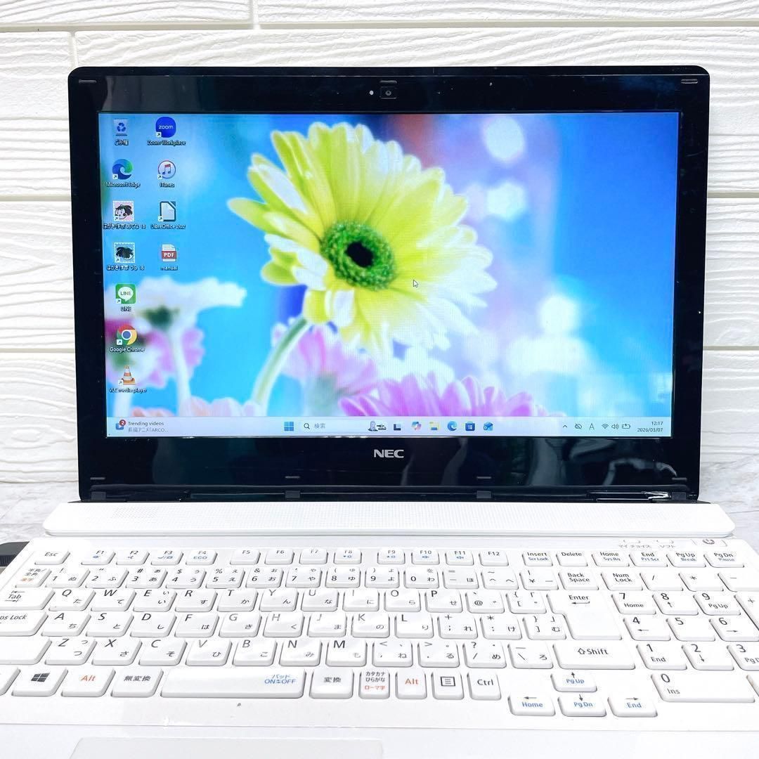 NEC LAVIE ホワイト 8GB Windows11 ノートパソコン DVD 大画面 カメラ