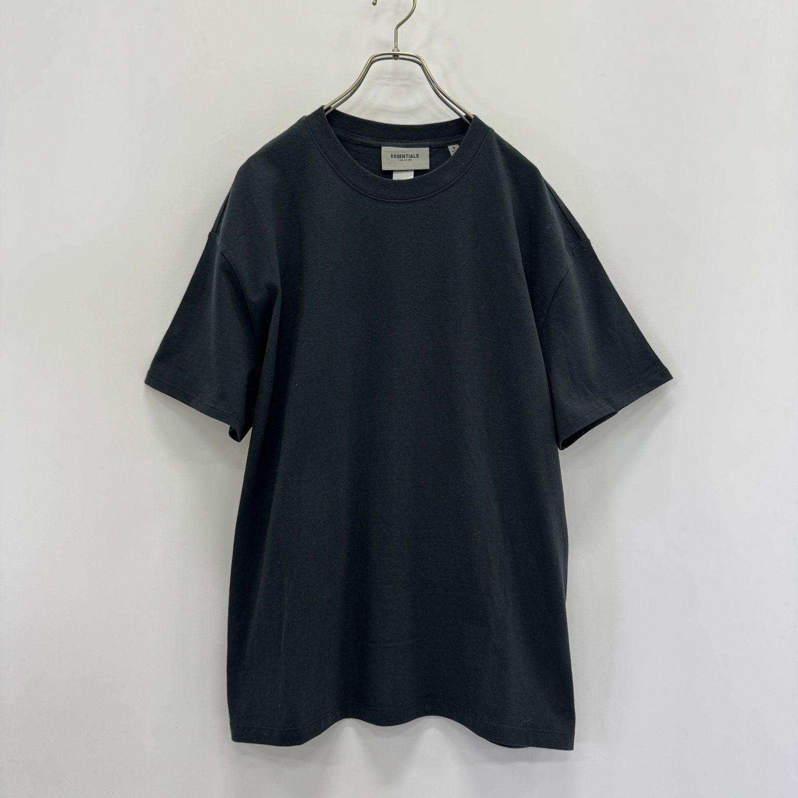新品タグ付き FEAR OF GOD ESSENTIALS Tシャツ S~M 黒 半袖 無地 