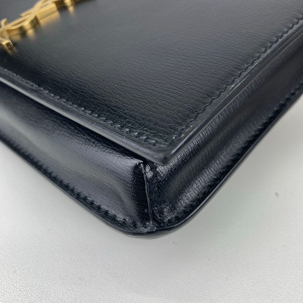 SAINT LAURENT サンローラン カサンドラ フォンホルダー ショルダーバッグ 635095 レザー ブラック ゴールド金具  レディース【中古】 SAINT LAURENT サンローラン カサンドラ フォンホルダー ショルダー