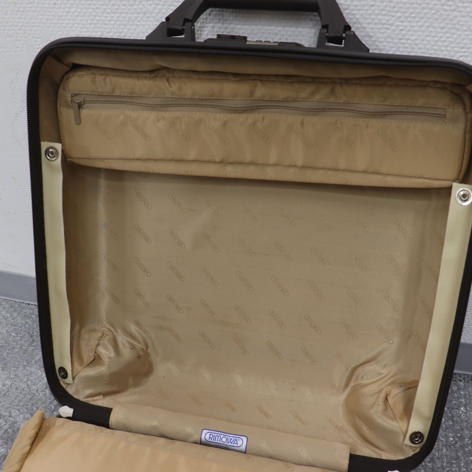 ITAQJI9ACNL6 RIMOWA リモワ サルサ デラックス 27L スーツケース 