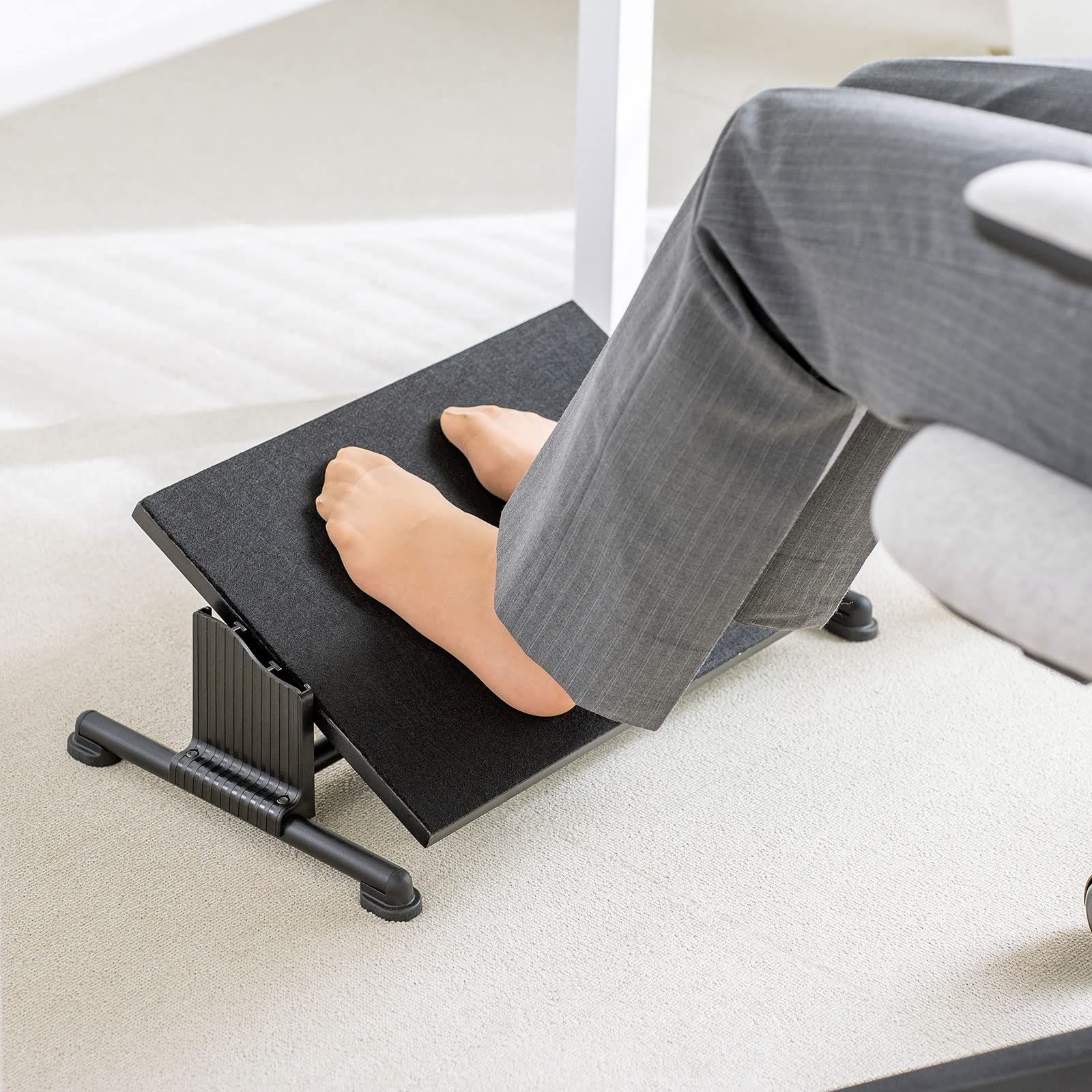 新品 サンワサプライ フットレスト MR-FR5 ブラック