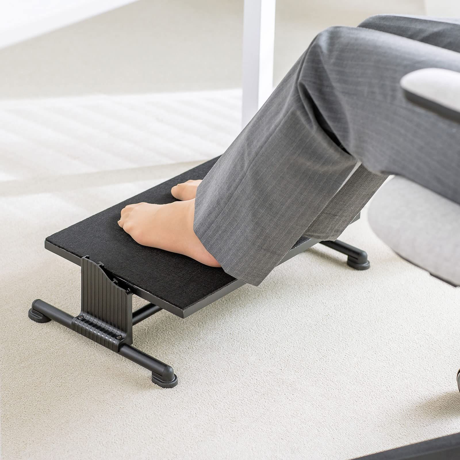 新品 サンワサプライ フットレスト MR-FR5 ブラック