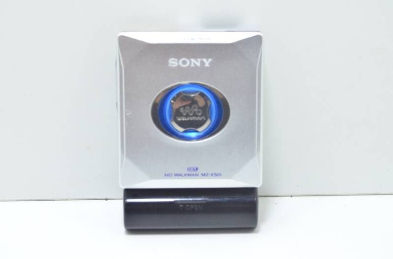 SONY MZ-E501 シルバー MDウォークマン　動作確認済　アクセサリー 送料無料】SONY ソニー MZ-E501 MDウォークマン ポータブルMD
