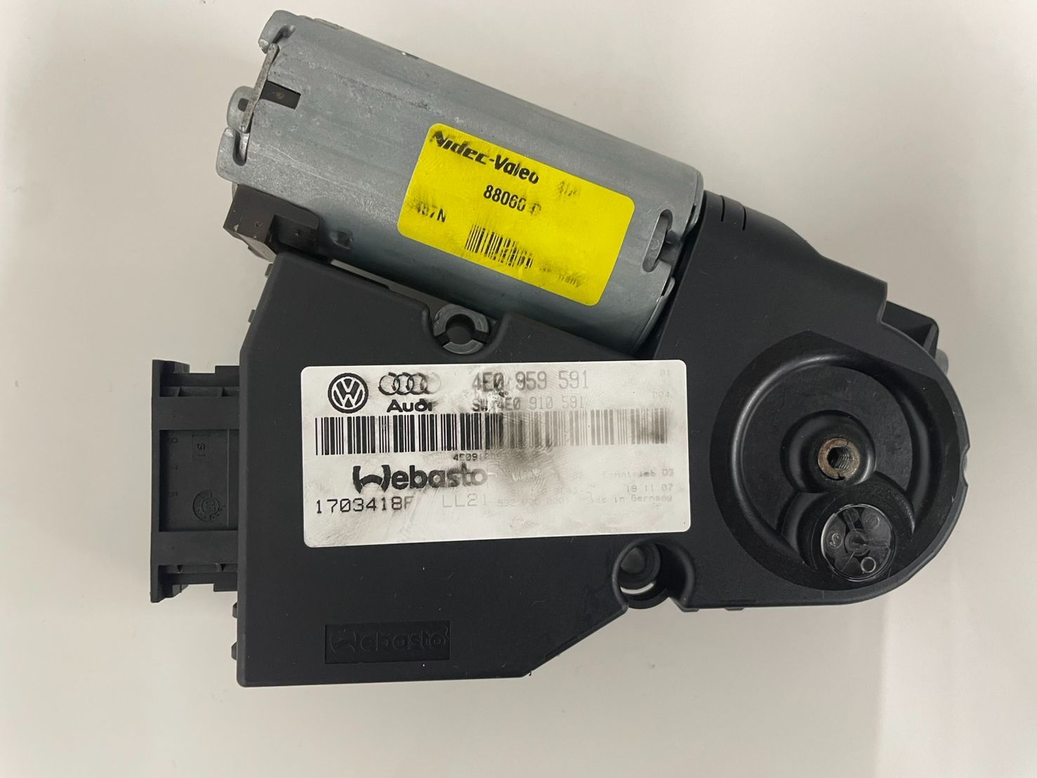 アウディ サンルーフモーター 4E0959591 中古品 - メルカリ