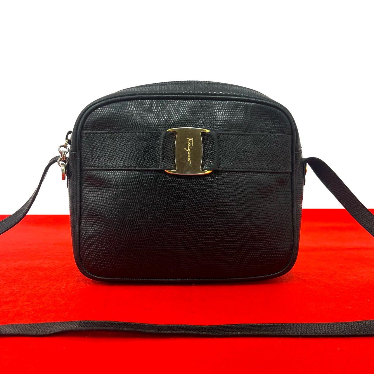 極 美品 Salvatore Ferragamo サルヴァトーレフェラガモ ヴァラ 金具 レザー 本革 ミニ ショルダーバッグ ポシェット ブラック 36411 極 美品 Salvatore Ferragamo サルヴァトーレフェラガモ ヴァラ 金具
