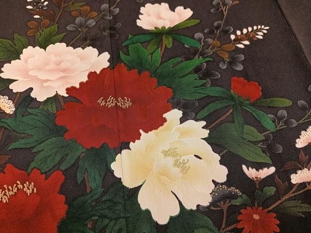 平和屋着物●豪華振袖　刺繍　草花文　黒紅色　金彩　鬼しぼ縮緬　正絹　逸品　AABH3069ph 平和屋着物○豪華振袖 刺繍 草花文 黒紅色 金彩 鬼しぼ縮緬 正絹 逸品