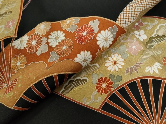 平和屋着物●創業460年・千總　黒留袖　駒刺繍　扇面飛鶴宝尽くし花唐草文　金彩　近鉄百貨店扱い　正絹　逸品　CABE2572yc 平和屋着物○創業460年・千總 黒留袖 駒刺繍 扇面飛鶴宝尽くし花唐草文