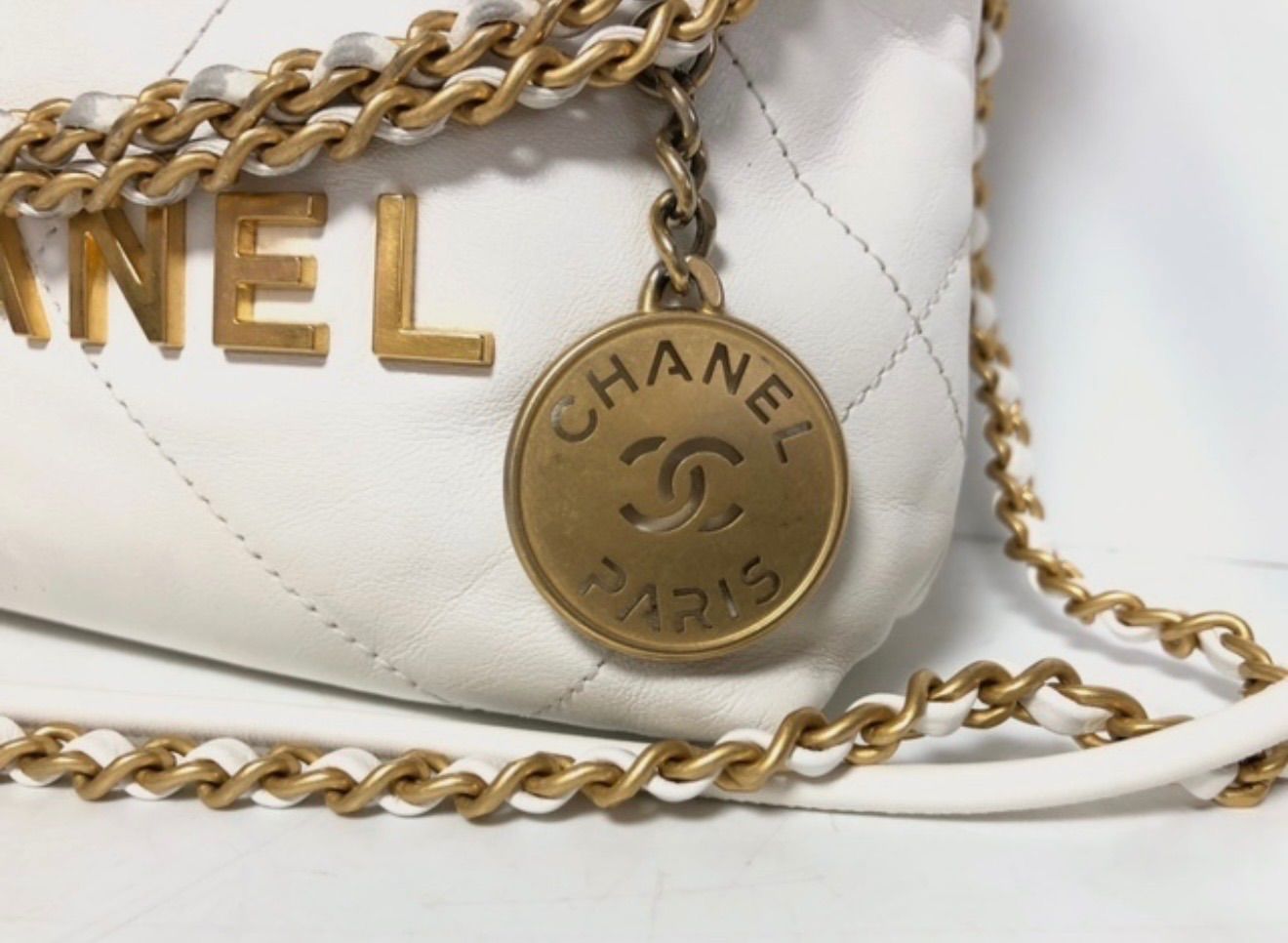 値下げ早い者勝ち！【美品】CHANEL シャネル 22 ミニ シャイニーカーフ