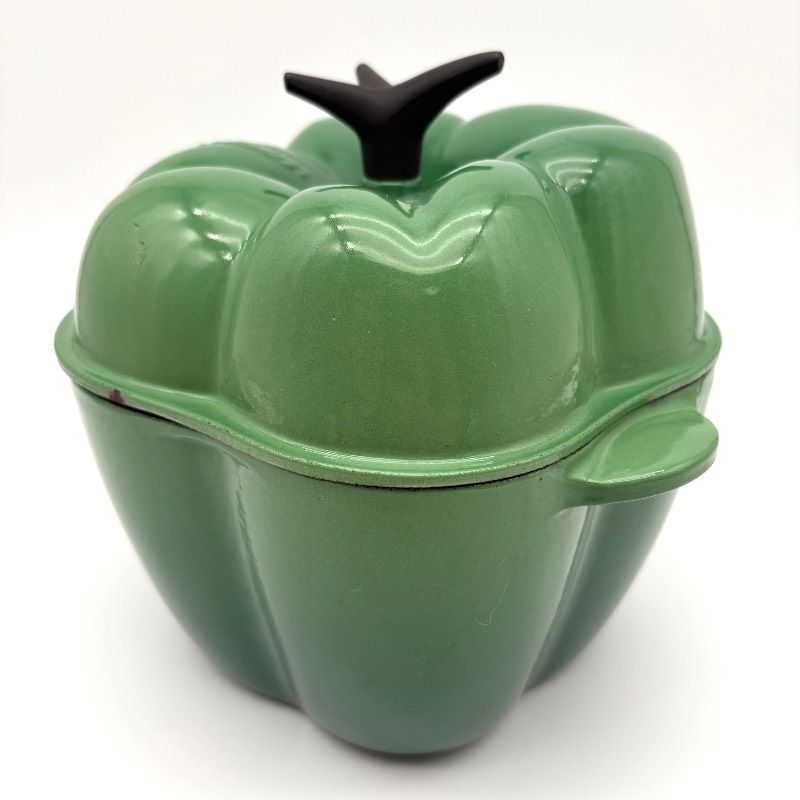 LE CREUSET ピーマン型鍋 緑色 箱付き 訳アリ未使用】Le Creuset ルクルーゼ ココット ピーマン 2L グリーン