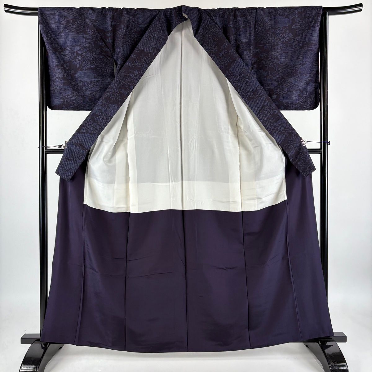 美品】 紬 身丈162cm 裄丈67cm M 袷 草花 雲文 濃紺 正絹 秀品 【中古