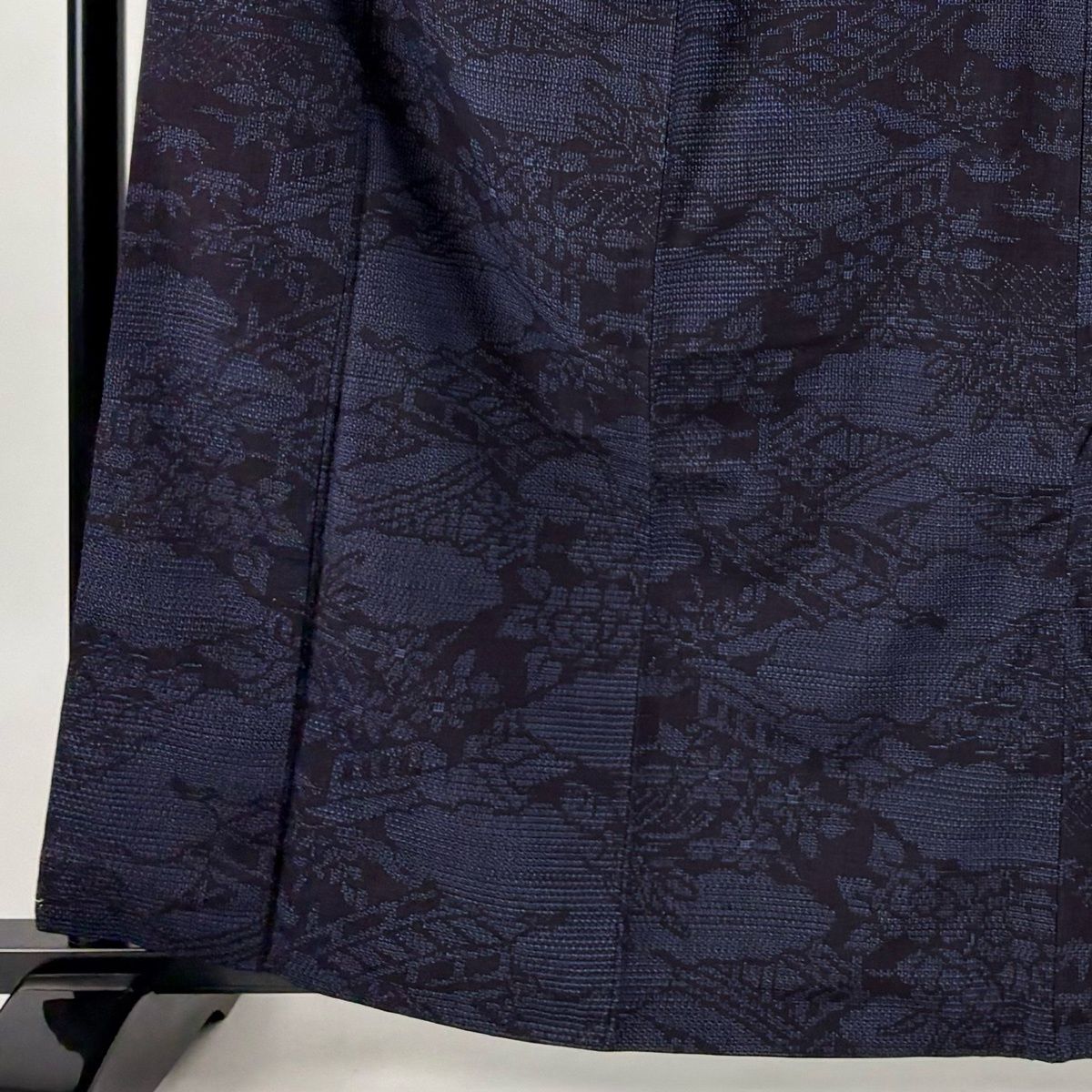 美品】 紬 身丈162cm 裄丈67cm M 袷 草花 雲文 濃紺 正絹 秀品 【中古
