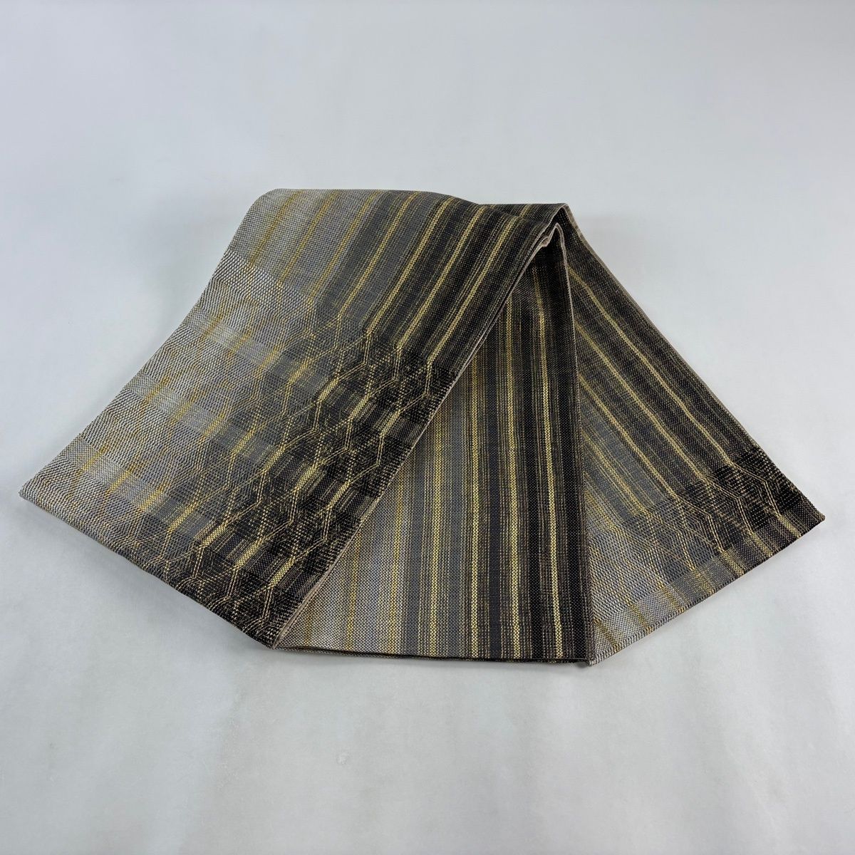 美品】 袋帯 秀品 縞 幾何学模様 金糸 黒灰 お太鼓柄 正絹 【中古 
