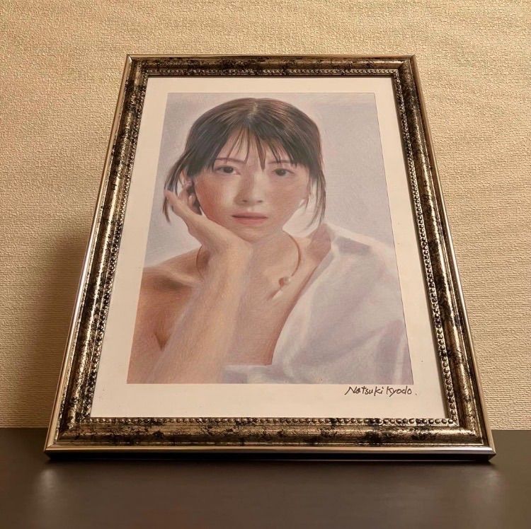 女優画25 額装品　額縁寸法32.0㎝×29.0㎝×1.5㎝　カラー着色　定款付 女優画⑦額装品 額縁寸法45cm×33cm パステル、水彩、色鉛筆画 - メルカリ