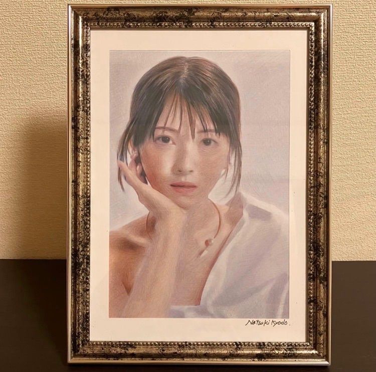精密鉛筆画　女優さん　額縁付　インテリアに 女優画⑦額装品 額縁寸法45cm×33cm パステル、水彩、色鉛筆画 - メルカリ