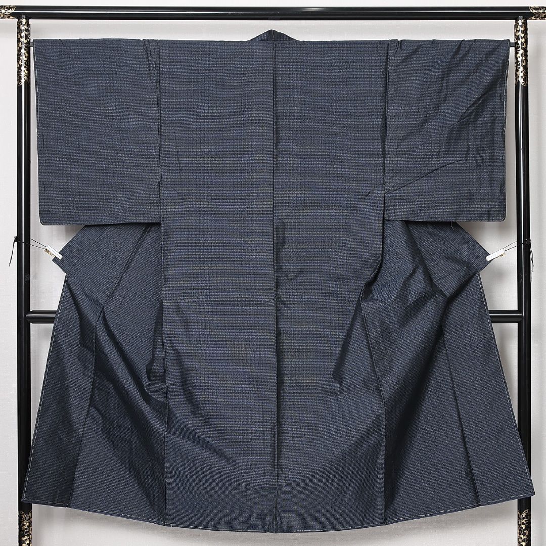 未使用品 男着物 大島紬 袷 身丈146cm 裄丈67cm 正絹 Nランク インフォーマル 棒衿 Lサイズ しつけ糸 無地 シック 落ち着き 紺系 RP 1224-13008