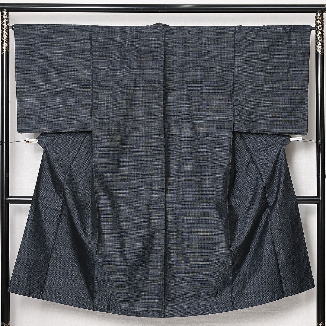男着物 大島紬 袷 身丈131cm 裄丈66cm 正絹 Aランク インフォーマル 棒衿 XSサイズ 亀甲絣 上品 落ち着き 紺系 RP 1224-13010