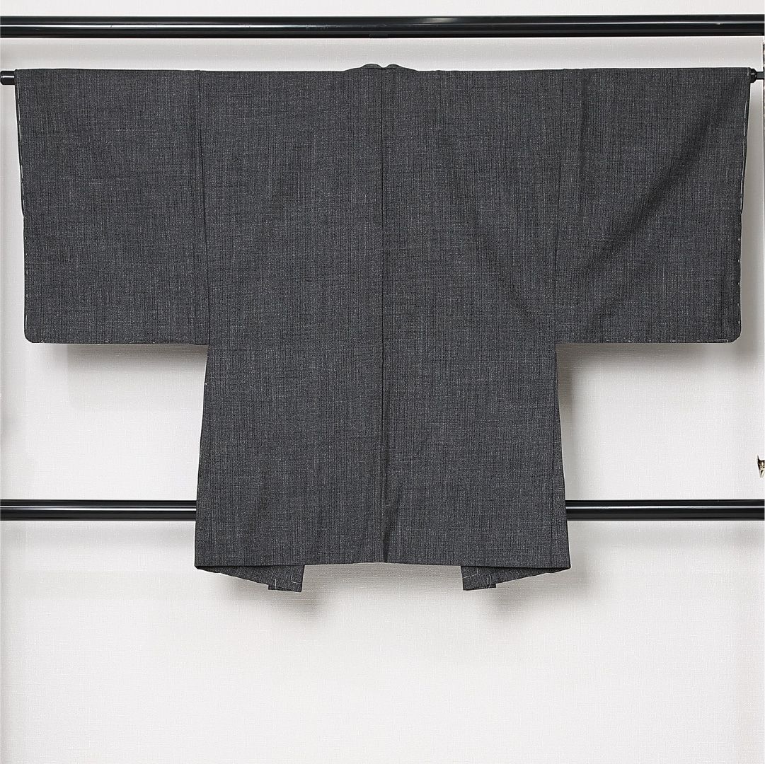 未使用品 ウールの羽織 男性用 単衣 身丈89cm 裄丈64cm ウール 洗える着物 Nランク カジュアル XSサイズ 肩当て しつけ糸 無地 シック 落ち着き グレー系 RP 1235-13038