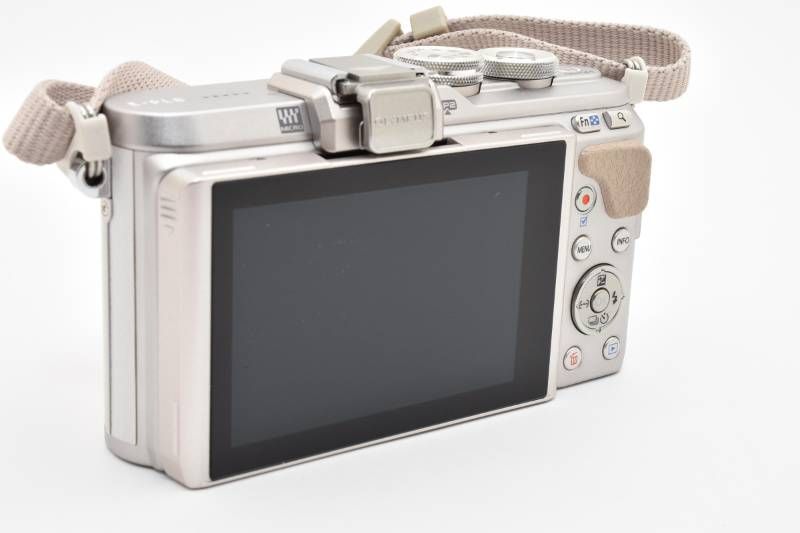 【値下げ！ほぼ新品】オリンパス PL8 Olympus カメラ ボディ　シャッター451 実用美品】Olympus オリンパス PEN E-PL8 ボディ 白 ホワイト