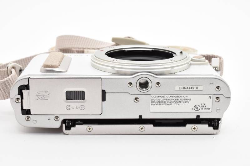 【値下げ！ほぼ新品】オリンパス PL8 Olympus カメラ ボディ　シャッター451 実用美品】Olympus オリンパス PEN E-PL8 ボディ 白 ホワイト