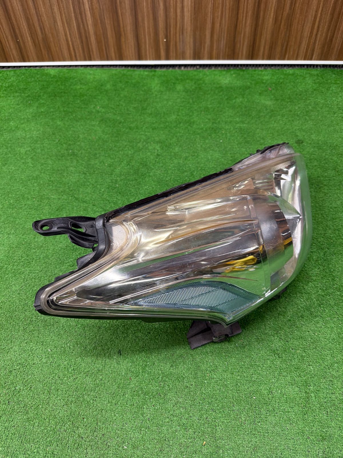 トヨタ プリウスα ZVW40W ZVW41W 純正 右側 ヘッドライト KOITO 47-41