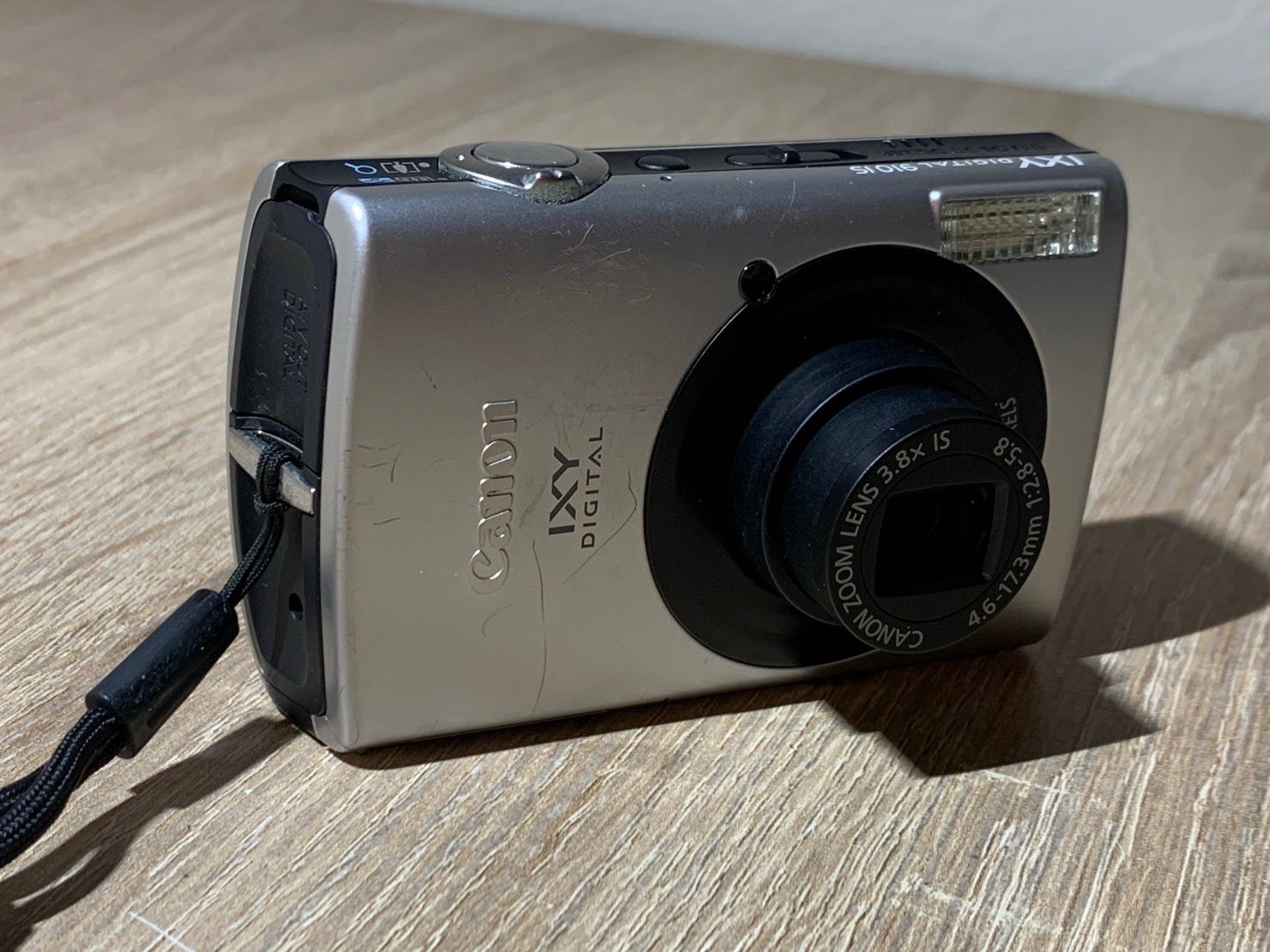 9922 Canon IXY DIGITAL 910 IS シルバー デジカメ ジャンク品【宅