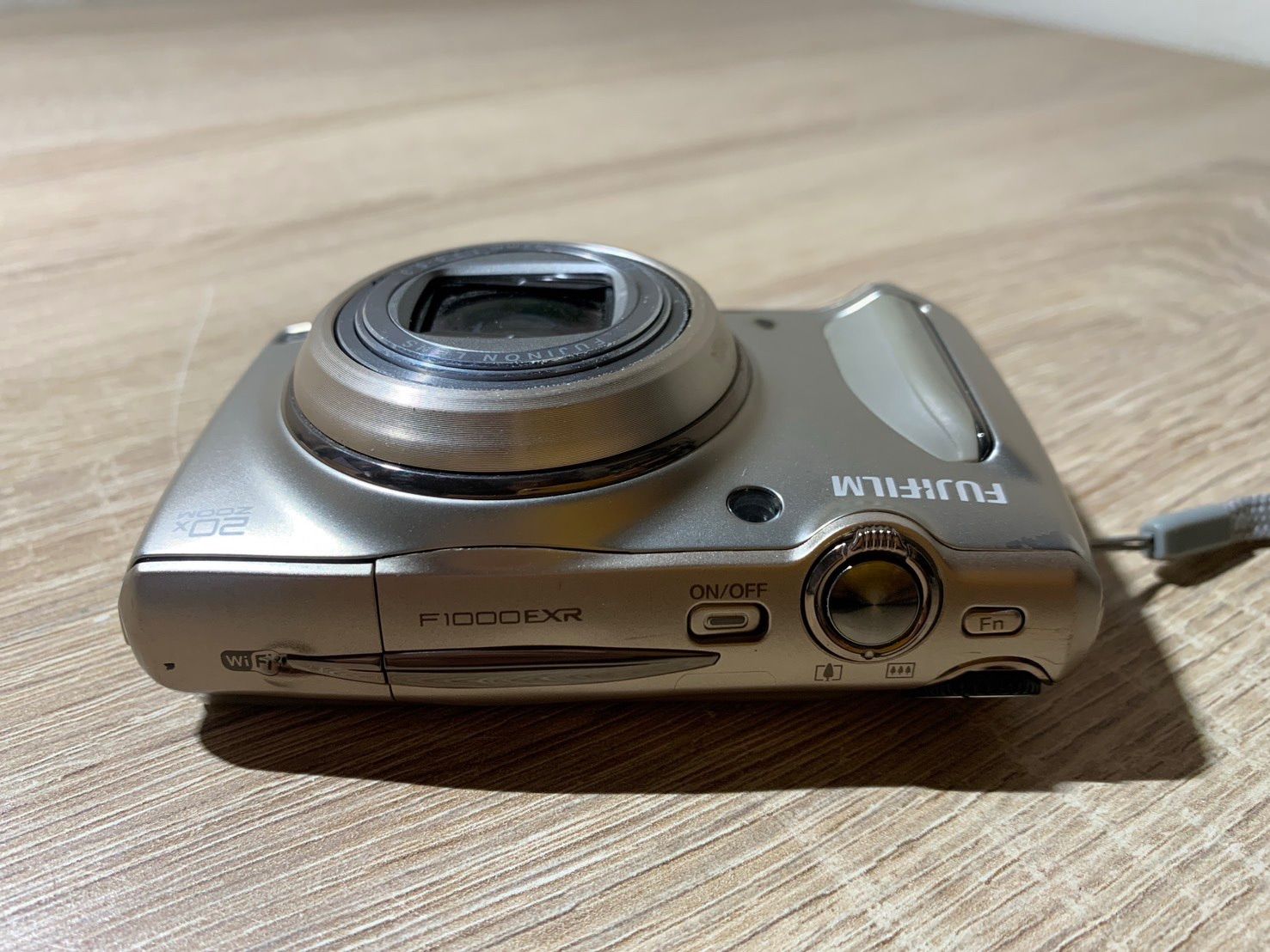 9924 FUJIFILM FINEPIX F1000EXR ゴールド デジカメ ジャンク品【ネ