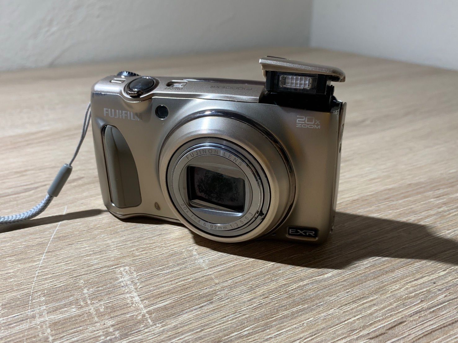 9924 FUJIFILM FINEPIX F1000EXR ゴールド デジカメ ジャンク品【ネ