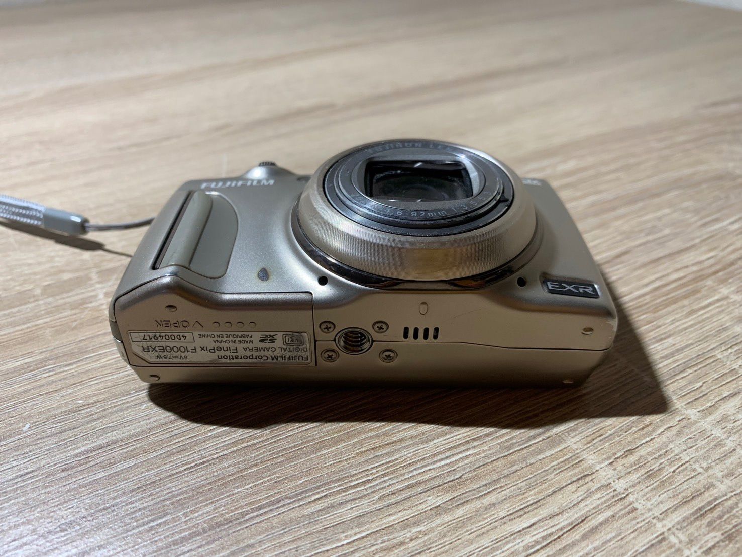 9924 FUJIFILM FINEPIX F1000EXR ゴールド デジカメ ジャンク品【ネ