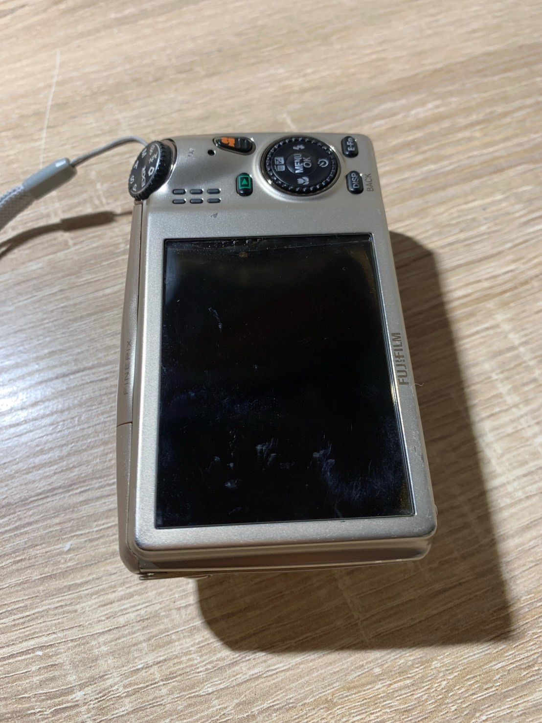 9924 FUJIFILM FINEPIX F1000EXR ゴールド デジカメ ジャンク品【ネ