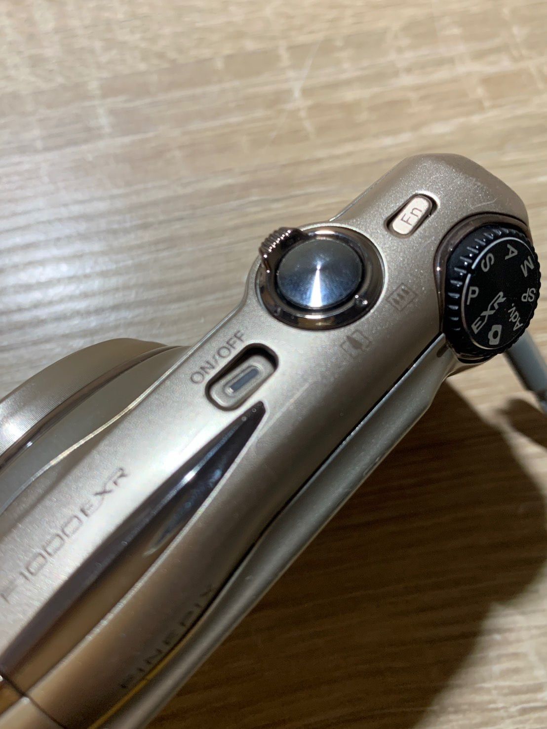 9924 FUJIFILM FINEPIX F1000EXR ゴールド デジカメ ジャンク品【ネ