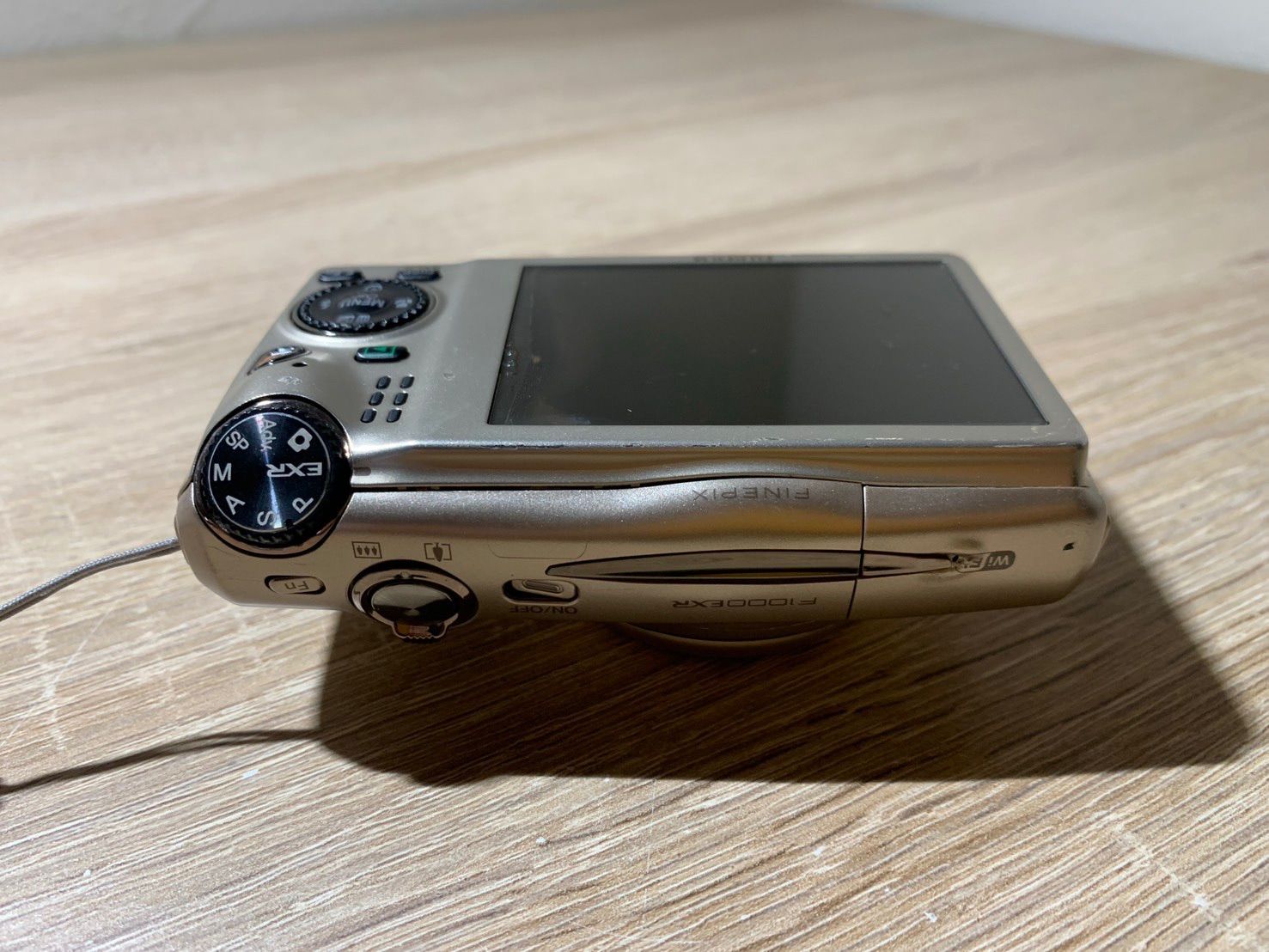 9924 FUJIFILM FINEPIX F1000EXR ゴールド デジカメ ジャンク品【ネ