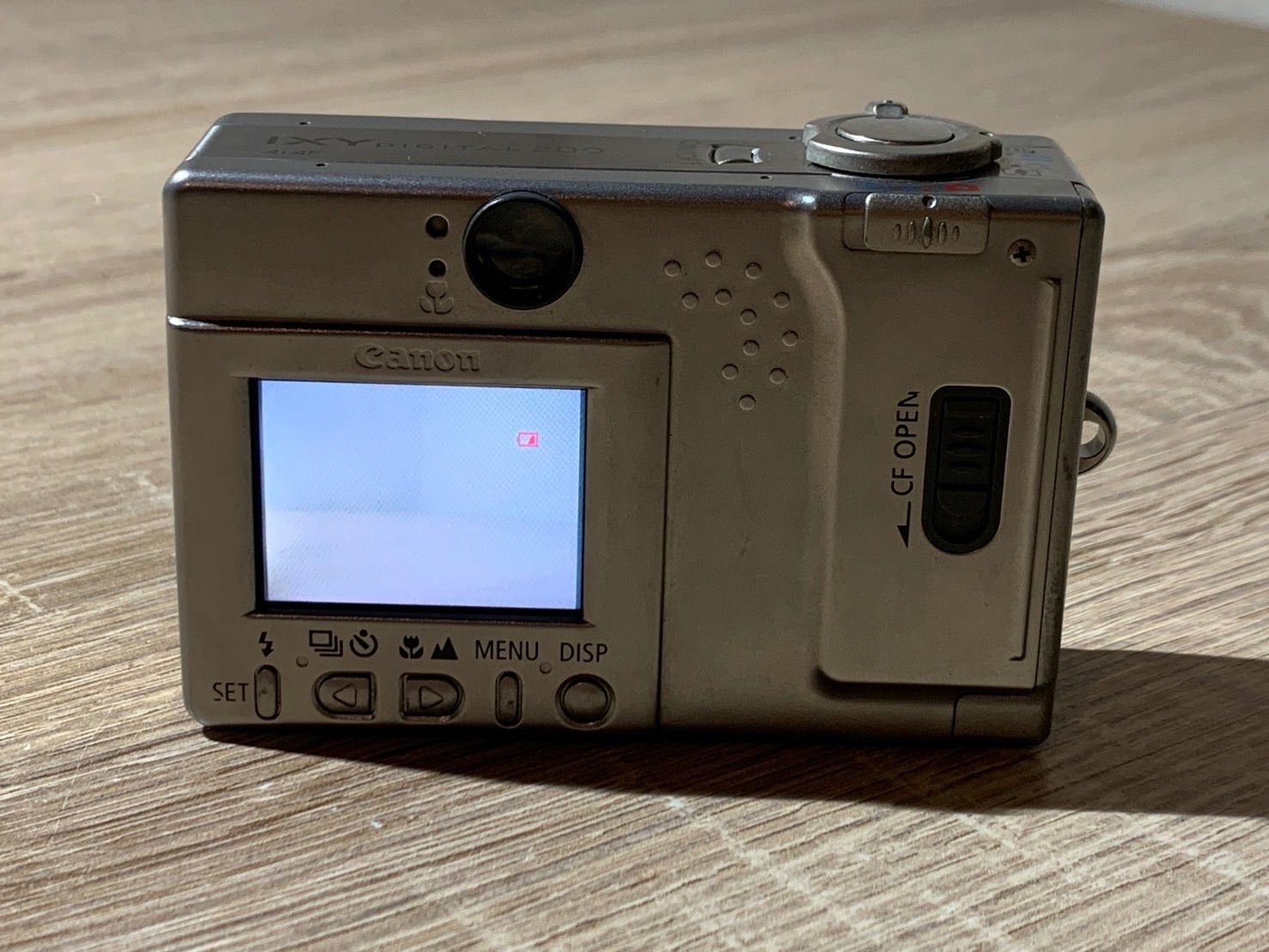 9954 Canon IXY DIGITAL 200 シルバー デジカメ 動作確認済み【ネ