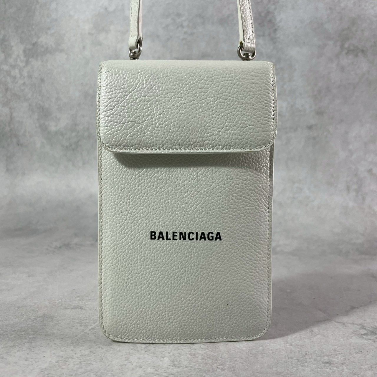 s*e様 BALENCIAGA ホワイト レザー スマホショルダーバッグ 美品✨BALENCIAGA バレンシアガ エッセンシャルフォンポーチ スマホ