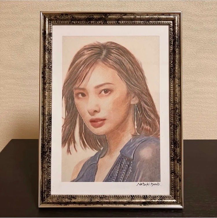 女優画16 額装品　額縁寸法32.7㎝×24.0㎝×1.5㎝　色鉛筆画　定款付 女優画① 額装品 額縁寸法33cm×24cm パステル、水彩、色鉛筆画 - メルカリ