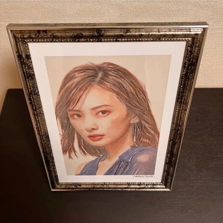精密鉛筆画　女優さん　額縁付　インテリアに SONY - 女優画⑦額装品 額縁寸法45cm×33cm パステル、水彩、色鉛筆画の
