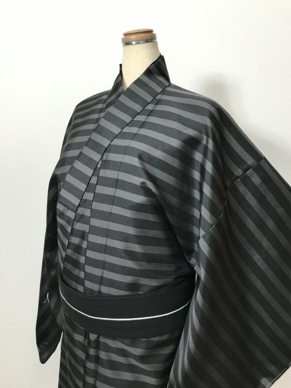 新品 Lサイズ 紬 男物 化繊 黒とダークグレーの縞模様 袷着物 洗える着物 裄長幅広モデル
